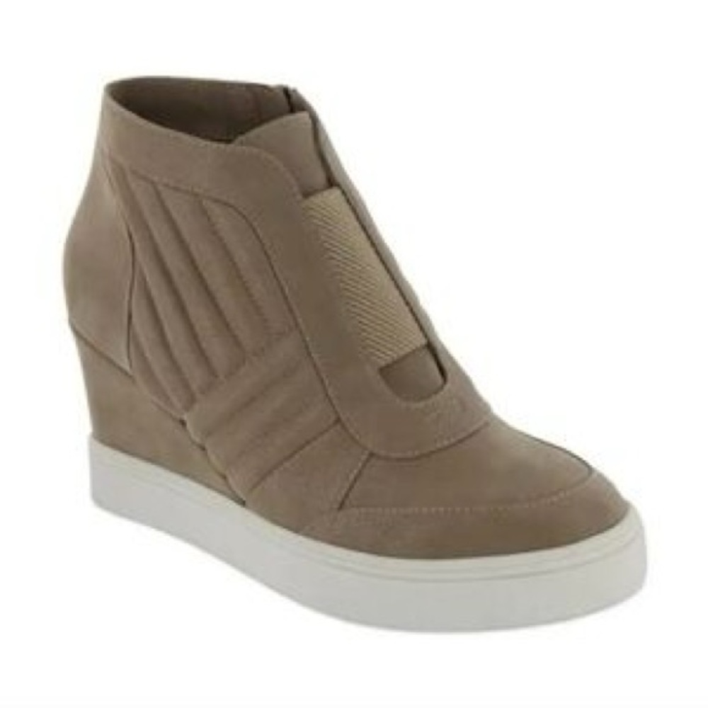 MIA Kaleb faux suede wedge sneakers in a beige/tan EUC
